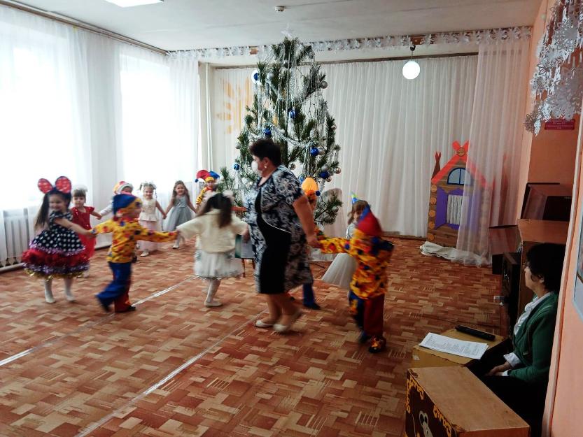Утренник «Петрушка в гостях у детей на новогодней  ёлке»