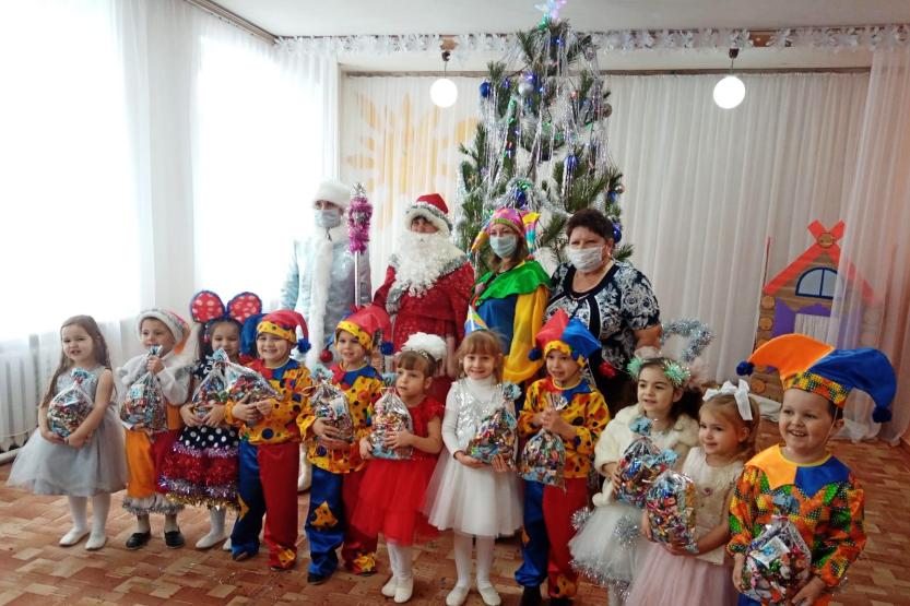 You are currently viewing Утренник «Петрушка в гостях у детей на новогодней  ёлке»