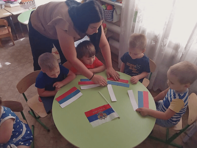 День Государственного флага России в младшей группе