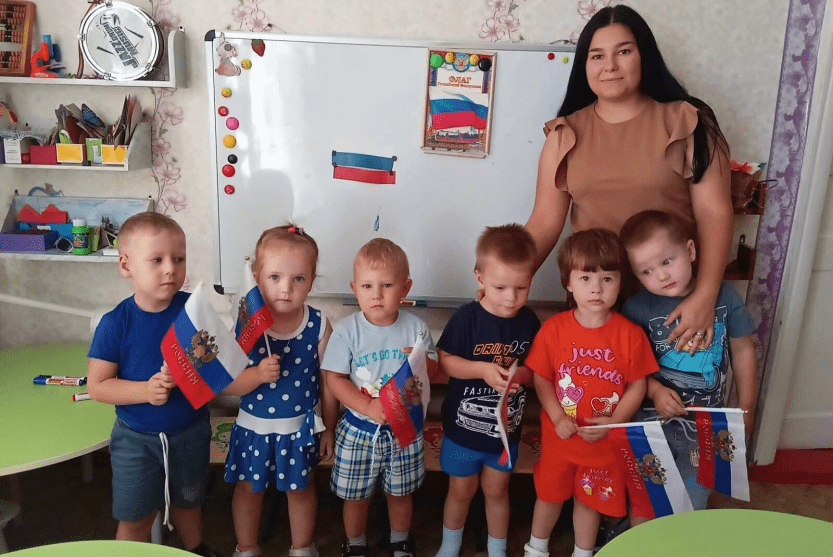 Read more about the article День Государственного флага России в младшей группе